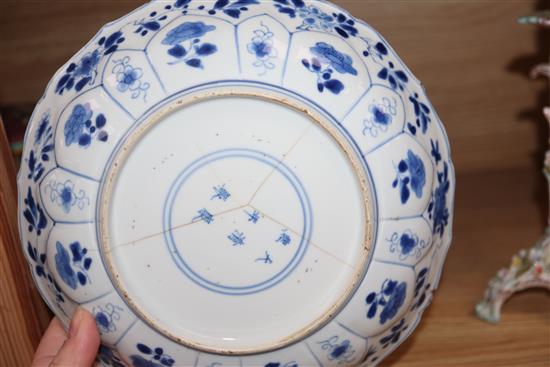 A set of three Chinese blue and white plates Diameter 20cm